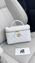 حقيبة Chanel Vanity من جلد العجل المحبب باللون الأبيض مع تفاصيل معدنية ذهبية