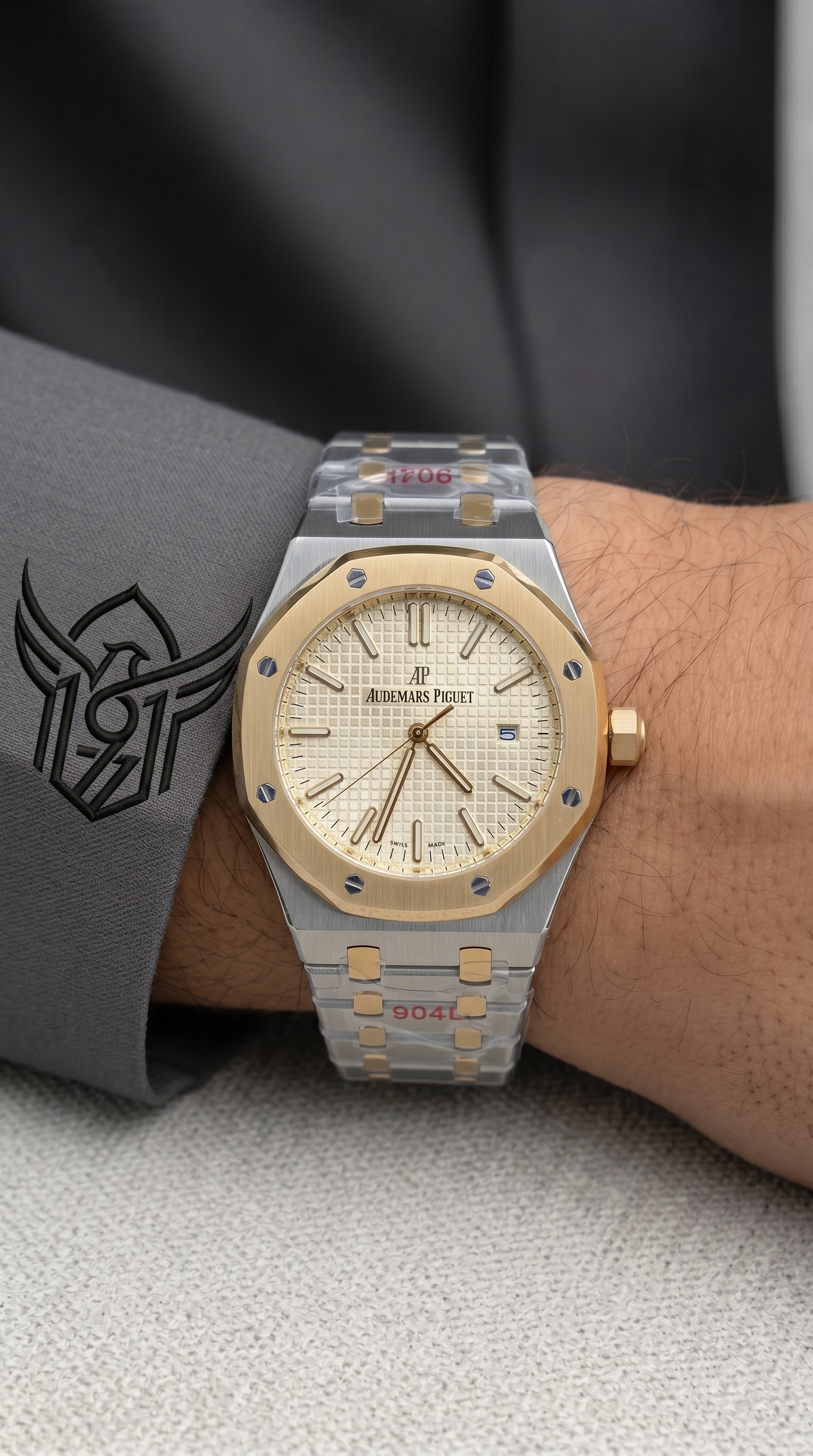 ساعة Audemars Piguet Royal Oak ذات لونين (فضي وذهبي) مع قرص مزخرف
