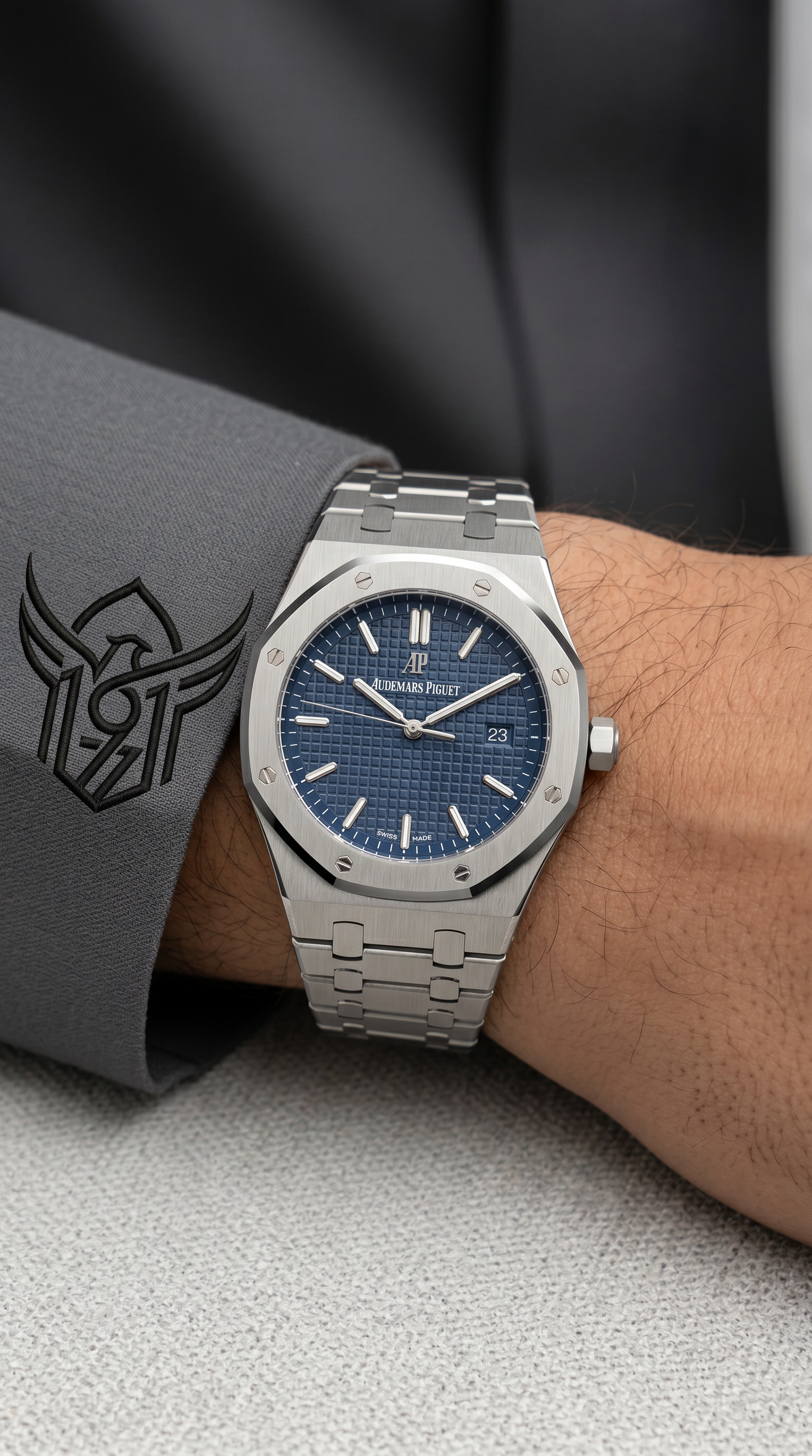 ساعة أوديمار بيغيه رويال أوك (Audemars Piguet Royal Oak) الفاخرة تتميز بميناء أزرق