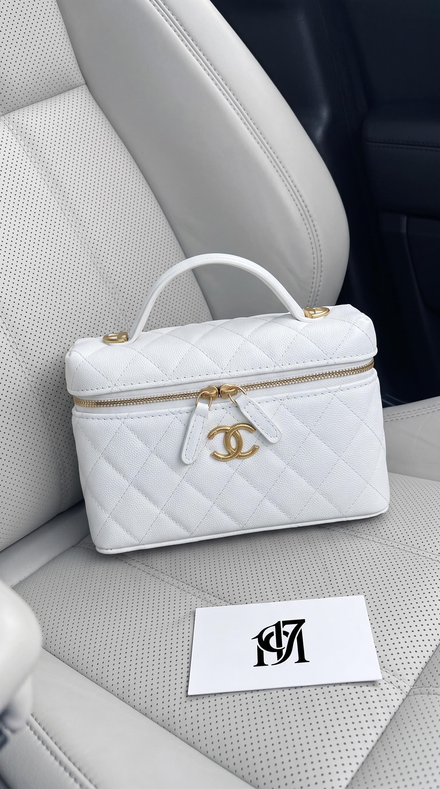 حقيبة Chanel Vanity من جلد العجل المحبب باللون الأبيض مع تفاصيل معدنية ذهبية
