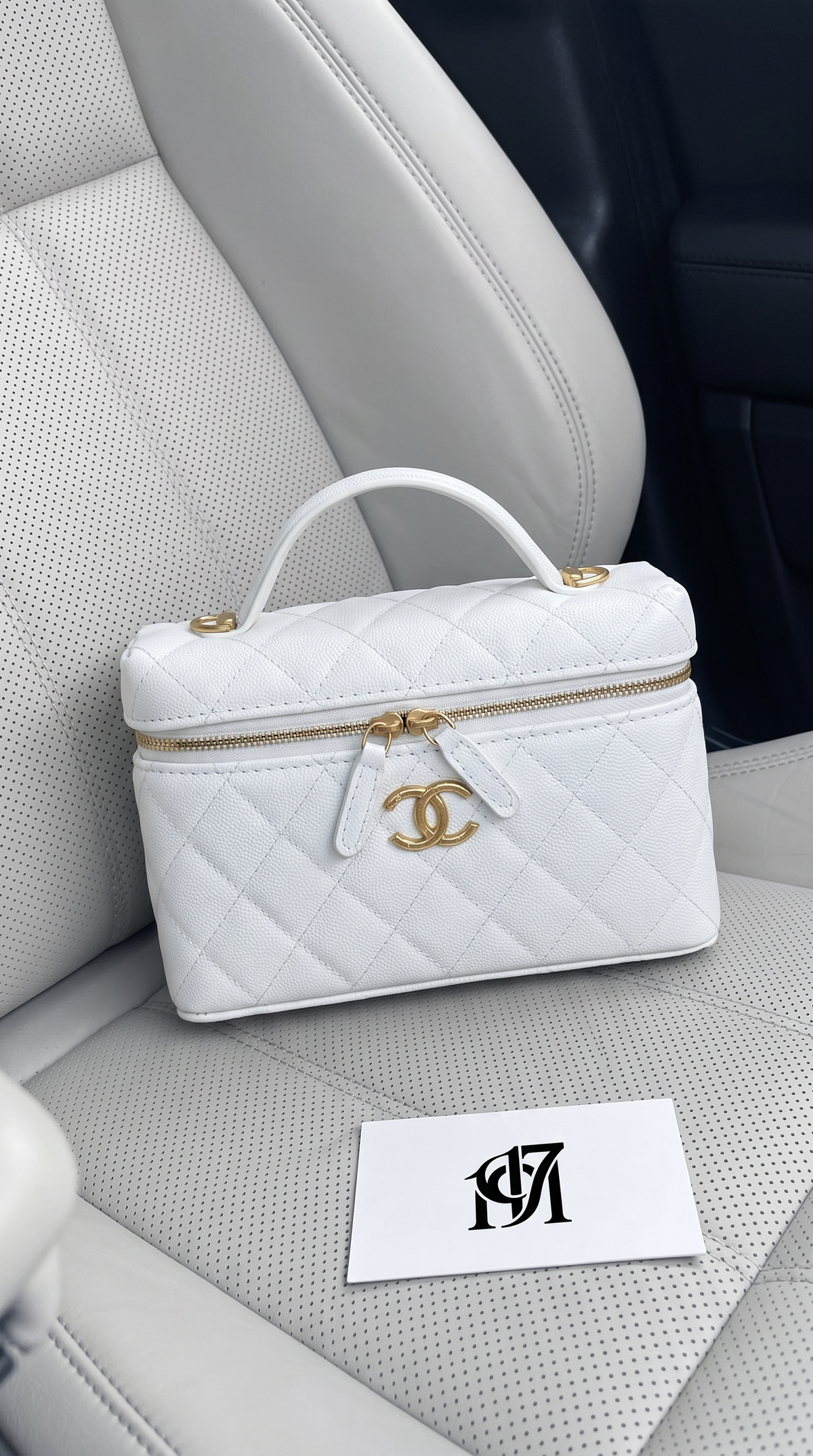 حقيبة Chanel Vanity من جلد العجل المحبب باللون الأبيض مع تفاصيل معدنية ذهبية