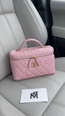 حقيبة شانيل فانيتي (Chanel Vanity Case) ذات اللون الوردي الفاتح، المصنوعة من جلد الكافيار المبطن بمقبض علوي وشعار ذهبي