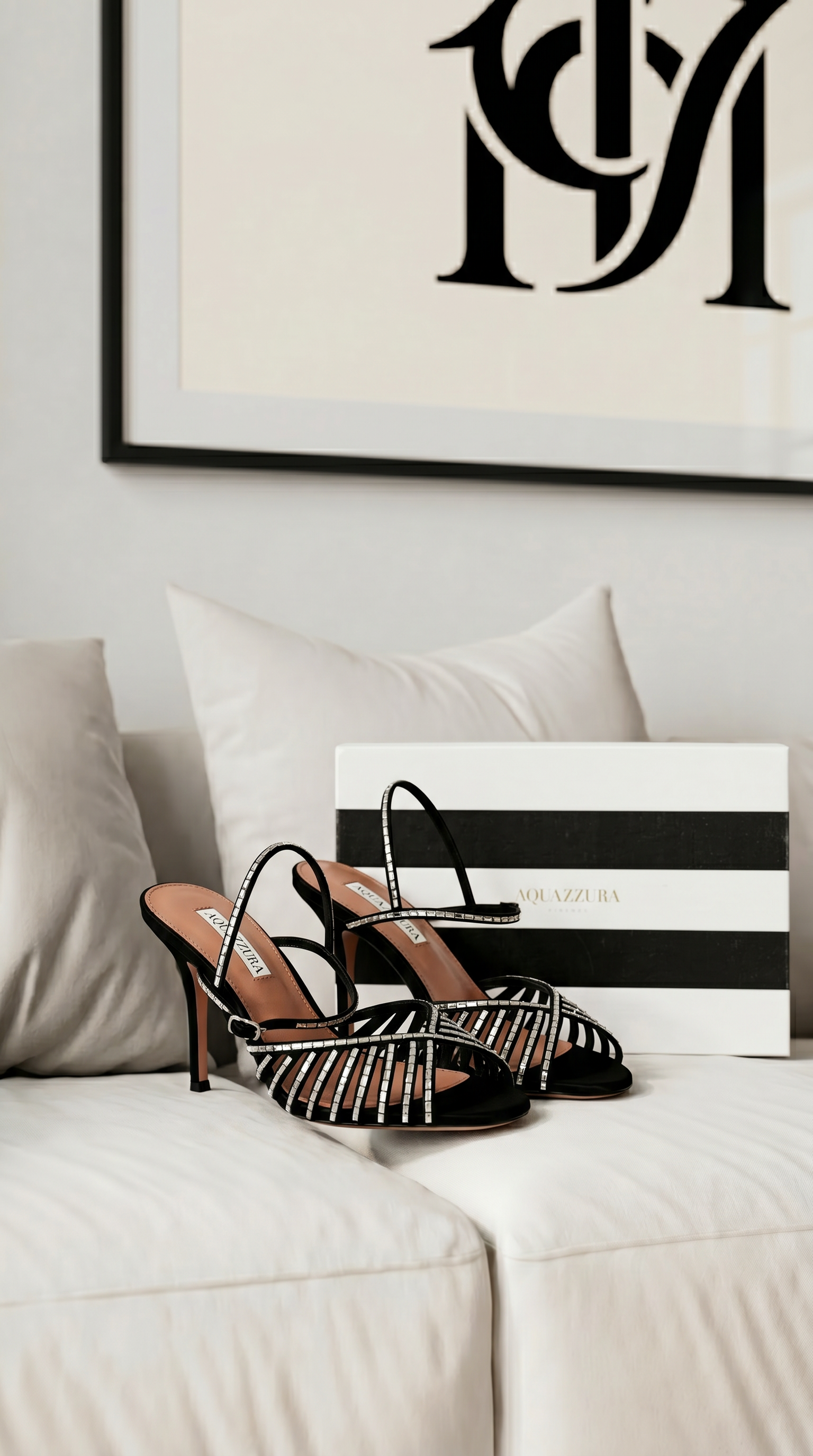 صندل Aquazzura طراز "Hold Me Crystal" يتميز بلونه الأسود وزينته الكريستالية اللامعة